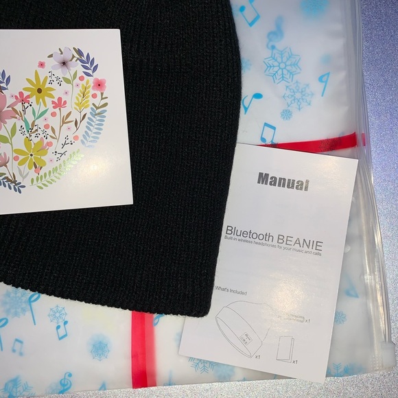 NWT Beanie aka Toque with Bluetooth Headphones! - Picture 13 of 14